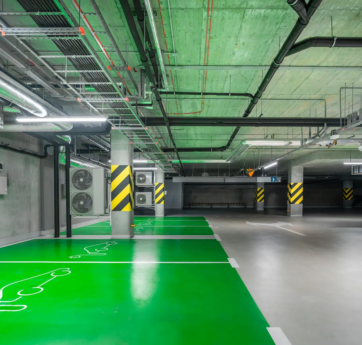 Kapalı otopark, çizgili renkli zemin